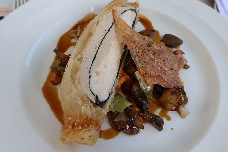 Strudel mit Maishendlbrust und Gänseleber auf Spitzkraut und Waldpilzen im August 2021 als Hauptspeise beim 4 Gänge Menü für #daheimgebliebene  (©Foto: Martin Schmitz)